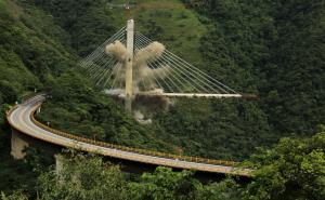Za nekoliko sekundi nestao ogromni viseći most Chirajara